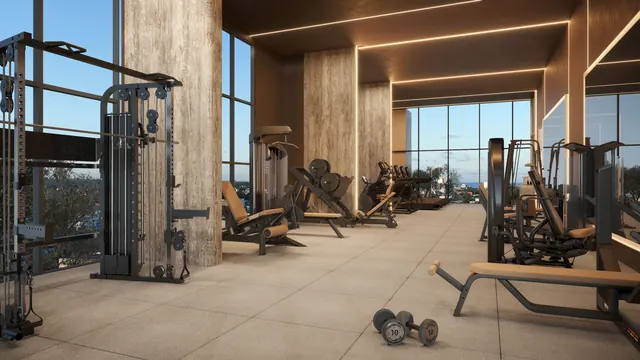 Academia do Elevare, com pé direito alto e revestimento em travertino