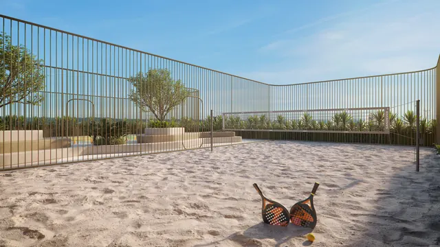 Quadra de beach tênis do Elevare, com areia clara e arquibancada de apoio