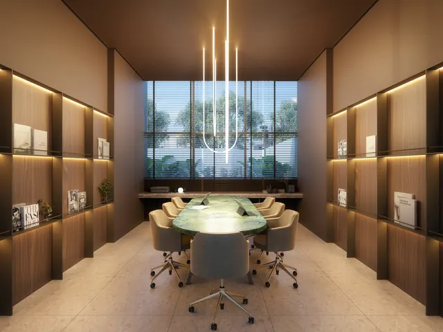 Sala de reunião do Elevare, com mesa oval, painel de madeira e tela de projeção